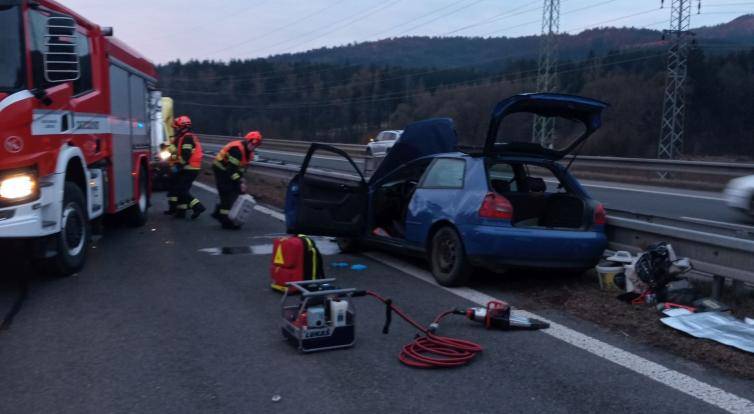 Zraněného řidiče museli z havarovaného vozidla vyprošťovat hasiči