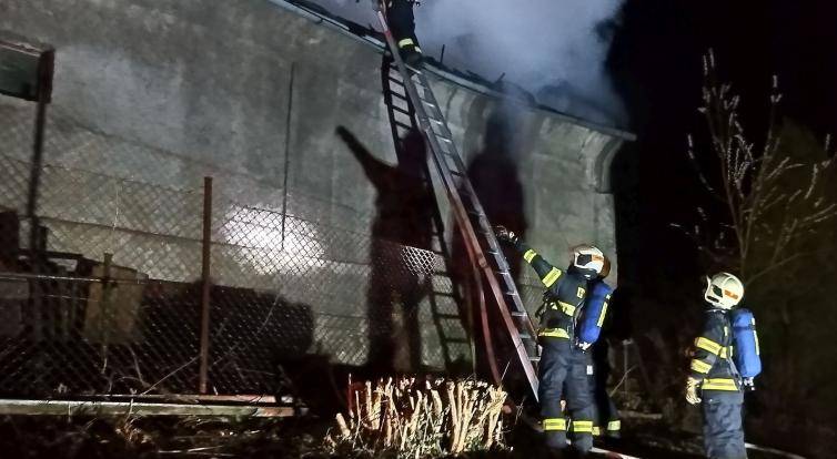 Náročný zásah hasičů u požáru hospodářské budovy: během hašení propadl strop a hrozilo zřícení