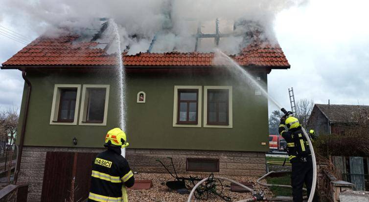 V obci Vysoké Pole hořel rodinný dům. Ženě s dítětem pomohl ven soused