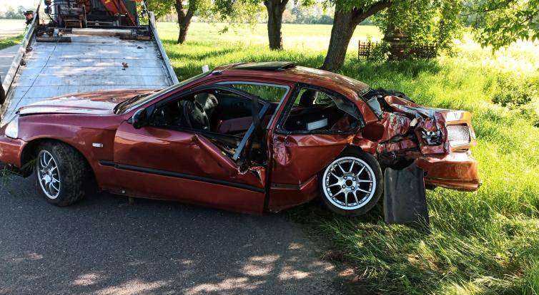 Osobní vozidlo narazilo u Skaštic do stromu. Zraněného řidiče vyprošťovali hasiči