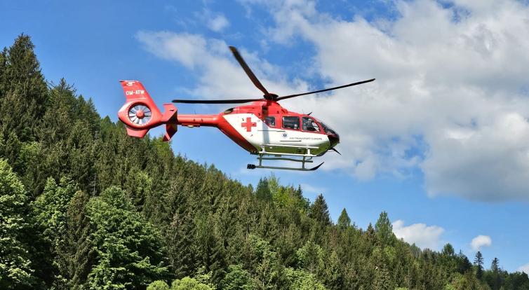 Seniorku ve Valašské Bystřici postihla mrtvice. Letěl pro ni vrtulník