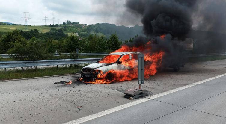 Automobil začal krátce po natankování hořet za jízdy. Při příjezdu hasičů už byl celý v plamenech