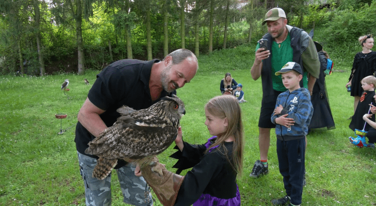 Valpružina aneb Filipojakubská noc přivábila do kempu čarodějnice k tradičnímu reji 