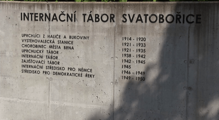 V bývalém internačním táboře uctili památku obětí války