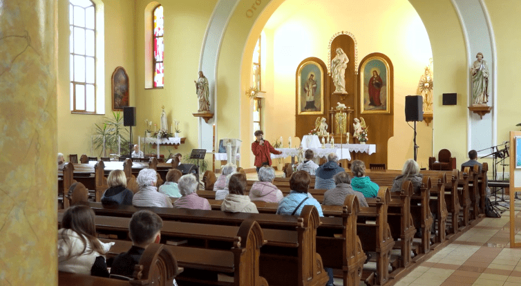 Noc kostelů v Šumicích nabídla ochutnávku mešních vín, bicí v kostele i prohlídku věže