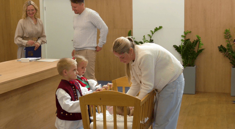Otrokovice vítají nové občánky s valášky v krojích