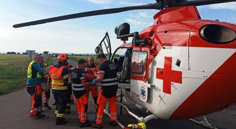 V Němčicích se srazila dodávka s motorkou. Na místo letěl vrtulník