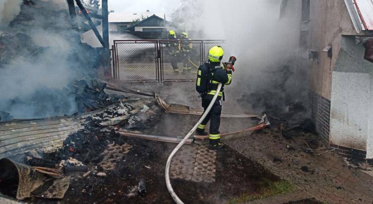 Požár stodoly v Trnavě zaměstnal 11 jednotek hasičů. Jeden člověk skončil s popáleninami v nemocnici