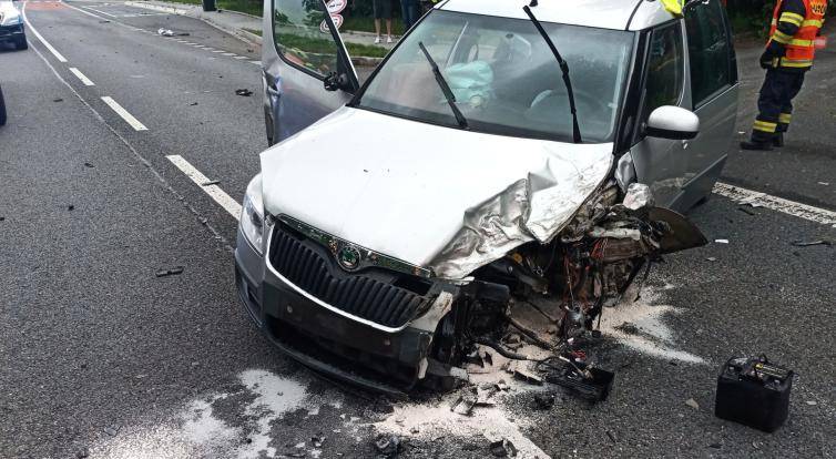 Hlavní silniční tah na Slovensko uzavřela nehoda tří osobních vozidel. Viník z místa utekl