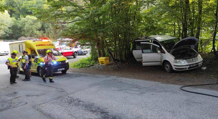 Auto se nekontrolovaně rozjelo z kopce ve chvíli, kdy žena poutala dítě do autosedačky