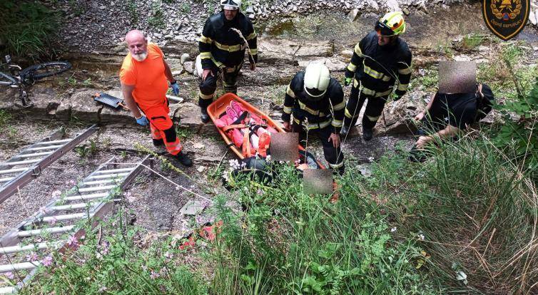 Cyklistka se zřítila ze skalnatého srázu do koryta řeky. Její záchrana byla náročná