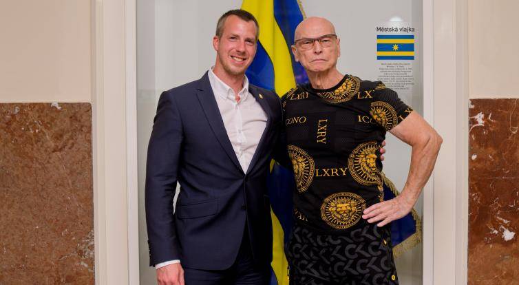 Ocenění primátora obdržel zlínský kulturista Bob Divílek. Po převzetí ceny si „střihl“ 30 klikůDalším nositelem Ocenění primátora města Zlína se stal mezinárodně uznávaný kulturista Bohumil Divílek. Významnou cenu obdržel osmdesátiletý a dodnes stále aktivní sportovec za celoživotní přínos v oblasti sportu, propagaci zdravého životního stylu a šíření dobrého jména města Zlína a České republiky v tuzemsku i zahraničí.  Po předání ceny třicet kliků 