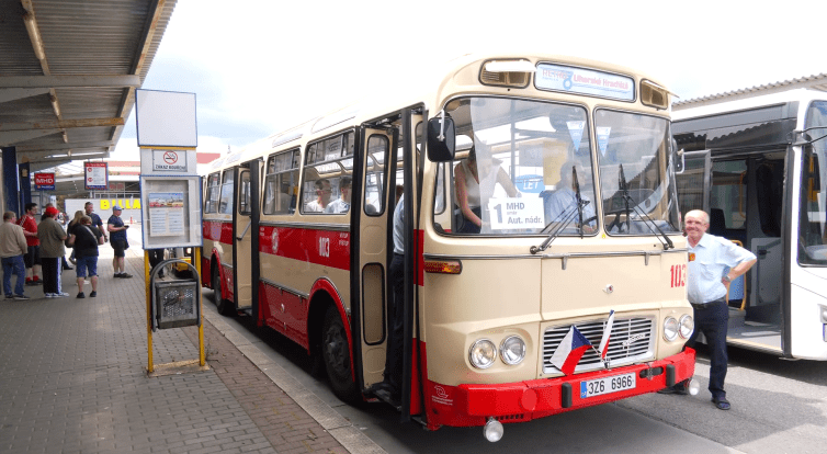 Nadšenci do historie dopravy se mohli svézt Karosami z 80. let
