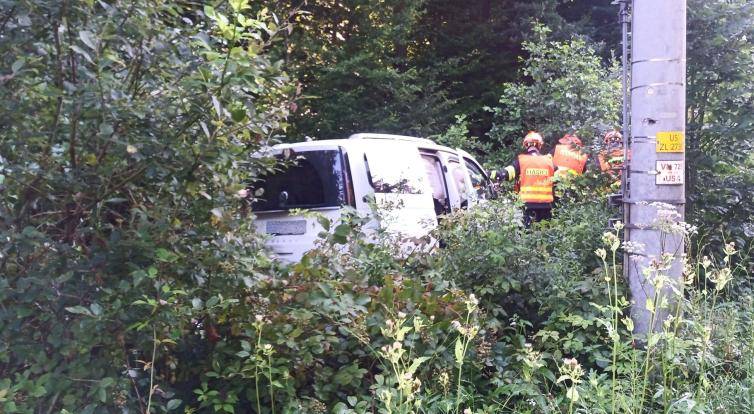 Po srážce vozidel na Zlínsku skončil řidič v náletových dřevinách. Cestu k němu si museli hasiči vykácet