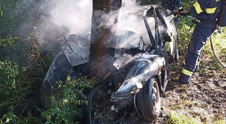 Po nárazu do stromu začal vůz hořet. Vážně zraněnému řidiči pomáhali kolemjedoucí