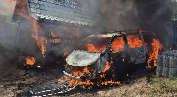 Od hořící dodávky chytil i zahradní domek. Škoda je přes půl milionu