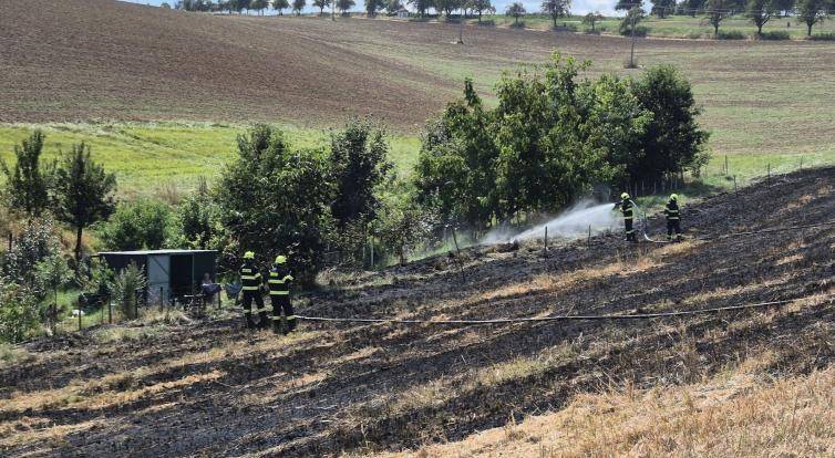 Hasiči bojovali s požárem lesa a pole na Kroměřížsku