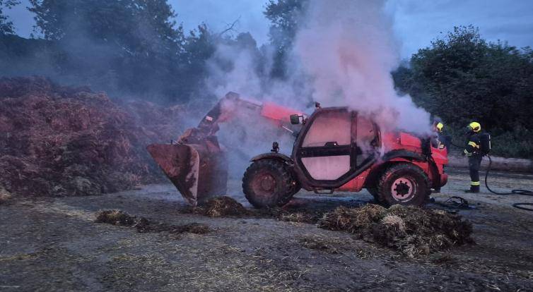 Tři jednotky hasičů likvidovaly požár nakladače v Ratajích 
