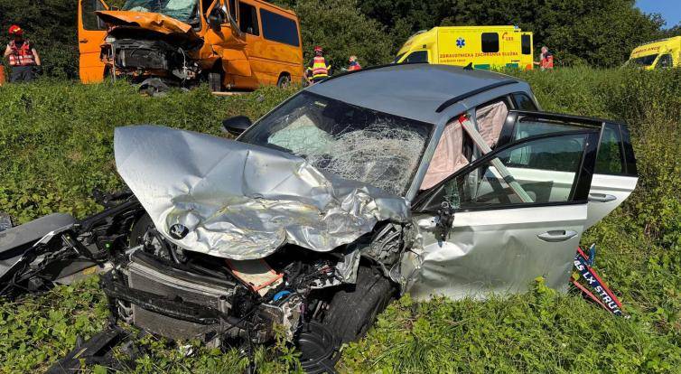 Vážná nehoda u Biskupic si vyžádala osm zraněných. Na místo letěl vrtulník