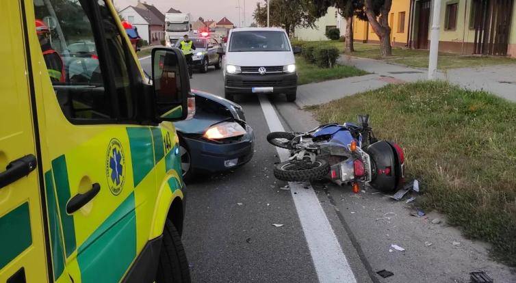 Řidič motorky utrpěl po srážce s autem ve Spytihněvi vážná poranění
