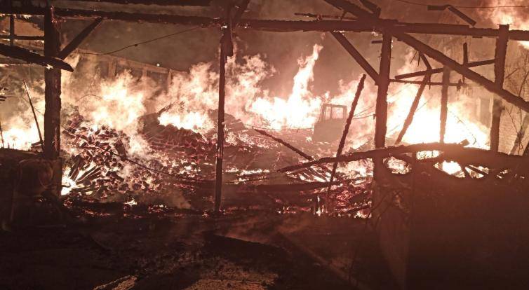 S rozsáhlým požárem pily v Rajnochovicích bojovalo 24 jednotek hasičů