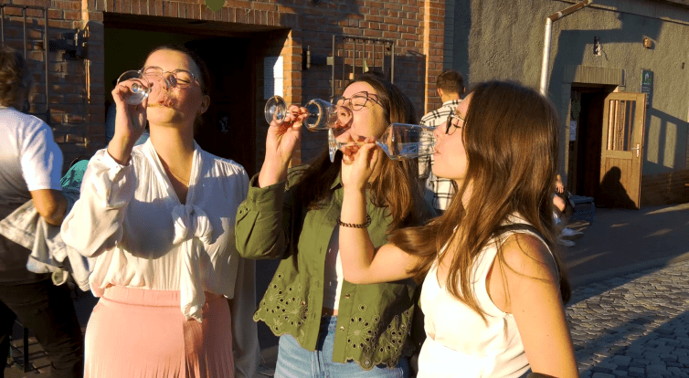 Večerní otevřené sklepy lákaly na výborné víno a mimořádnou atmosféru