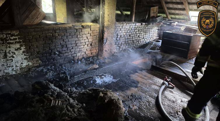 V Březnici hořel opuštěný dům. Příčinu vyšetřují hasiči i policie