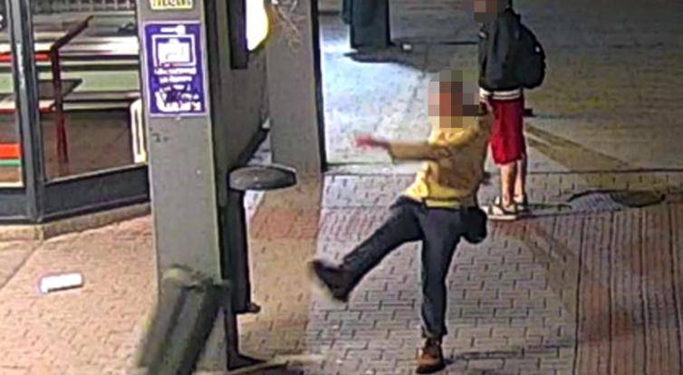 Mladík z Otrokovic svedl na autobusovém nádraží udatný boj s popelnicí