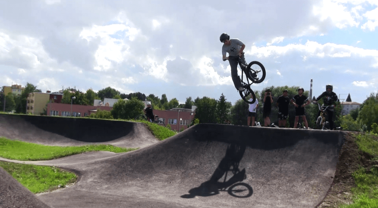 Nová pumptracková dráha ve Starém Městě vyhoví zkušeným i začínajícím cyklistům