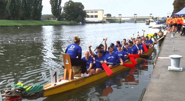 V Mazáckém drakobití se o prestiž utkalo 20 posádek dračích lodí