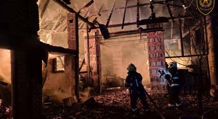 Stodolu v Drslavicích zasáhl rozsáhlý požár. Hrozilo šíření ohně na další objekty