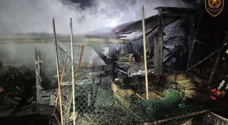 Noční požár v Újezdci: Výbuch plynu, popálená osoba a nutnost zásahu vrtulníku