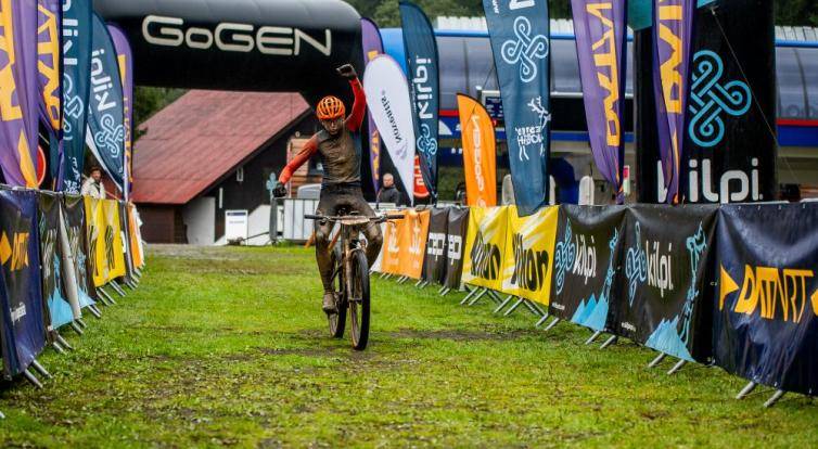 Deštivý závod Bike Valachy Bílá vyhrál osmnáctiletý Zlíňan Havlík. Bahno mu přišlo vhod