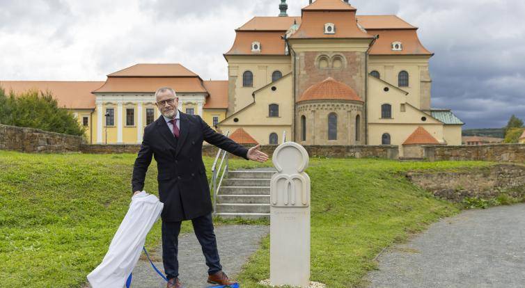 Na Velehradě vítá poutníky nový milníkový kámen Cyrilometodějské stezky