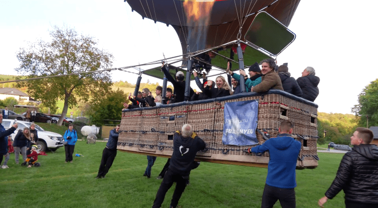 Herci Slováckého divadla se stali skutečnými vzduchoplavci