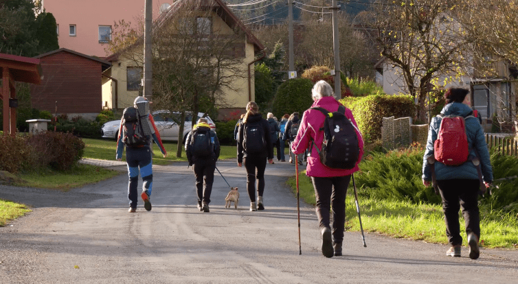 Klub českých turistů vyrazil s hejtmanem na vycházku na Klášťov