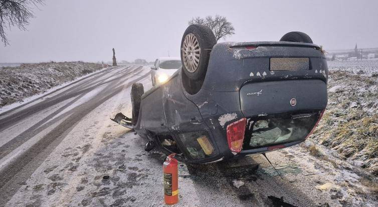 Zasněžené silnice na Silvestra potrápily řidiče. Během jedné hodiny se bouralo hned třikrát