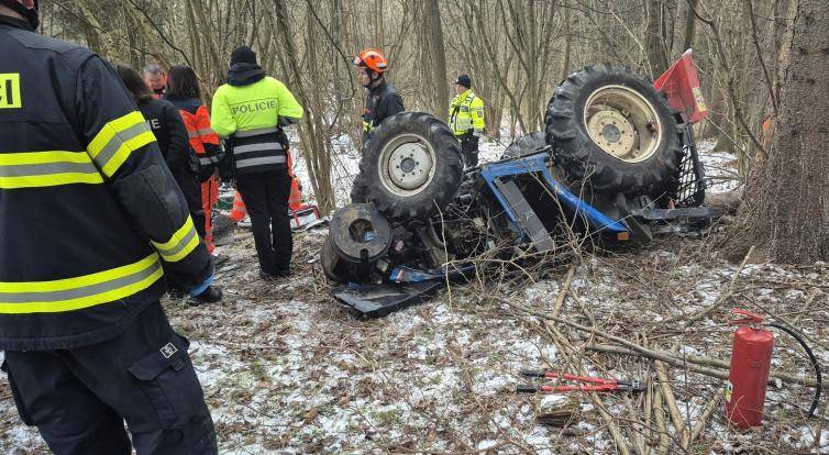 Dva vážné úrazy v lesích ve Zlínském kraji: Zasahovaly dva vrtulníky, jeden člověk nepřežil