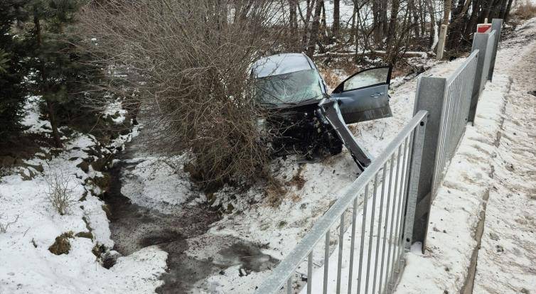 V Hošťálkové narazilo auto do stromu a zastavilo až u potoka. Řidič zůstal ve voze zaklíněn
