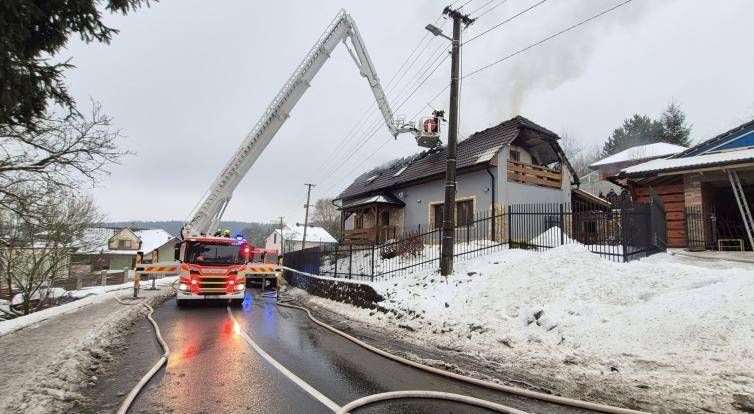 U požáru domu ve Hvozdné zasahuje pět jednotek hasičů. Vystrašení psi pokousali hasiče i majitele