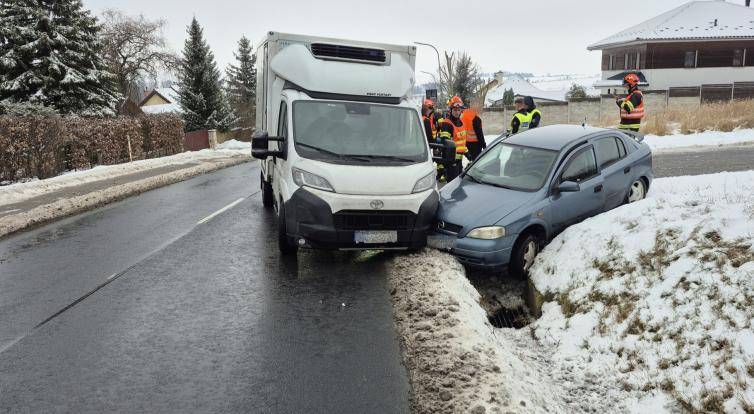 Na hlavním tahu v Rackové se srazila dodávka s osobákem. Zranili se dva lidé