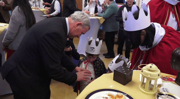 Jiří Pavlica obohatil písněmi Tříkrálovou snídani v budově Senátu