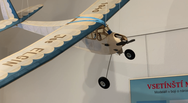 Na Staré radnici jsou k vidění funkční modely letadel, lodí, aut i ponorek