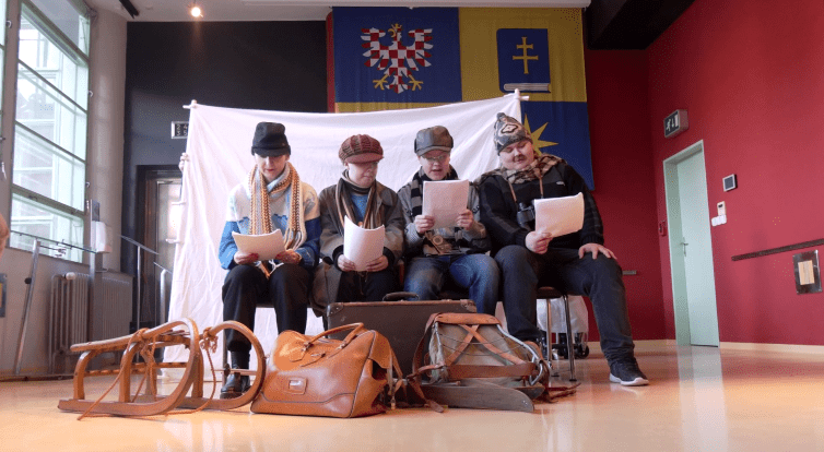 Žáci z Uherského Hradiště nadchli v Baťově mrakodrapu cimrmanovským humorem