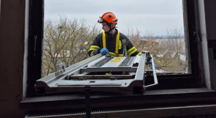 Aby se hasiči dostali k pacientovi, museli rozbít okno, pak ho spouštěli na plošině