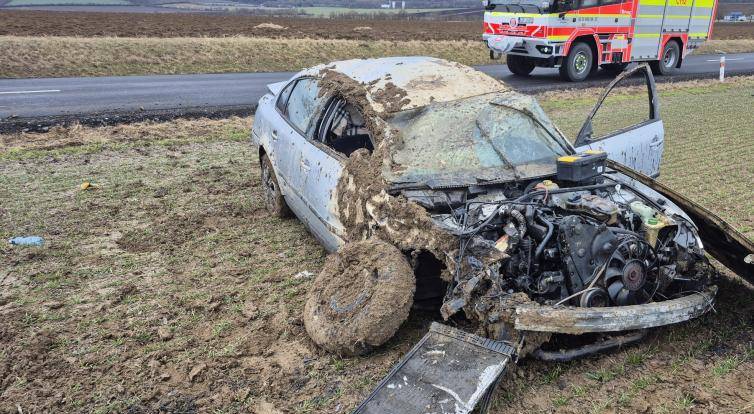 Osobní vozidlo skončilo po nehodě v poli, jeden člověk se zranil
