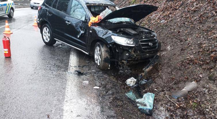 Dramatický kotrmelec u Liptálu: Auto se přetočilo přes střechu, silnice zůstala uzavřená