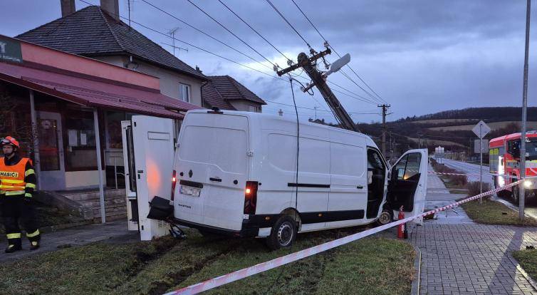 Po srážce s osobním vozidlem dodávka zdemolovala betonový sloup