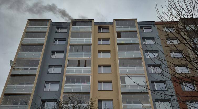 Požár vyhnal obyvatele domu ve Valašském Meziříčí na ulici, kouř bylo vidět už z dálky