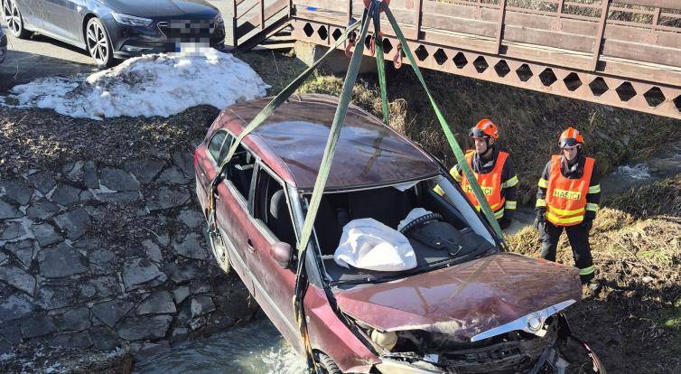 V Prlově skončilo osobní vozidlo v korytě potoka